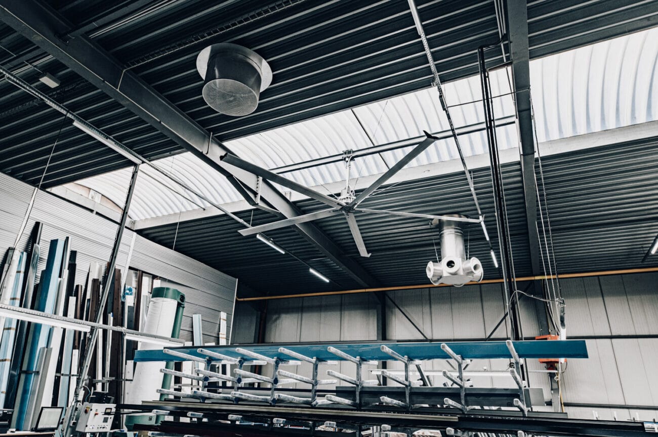 Vytápění hal: jak můžete ušetřit až 40 % díky HVLS destratifikátorům