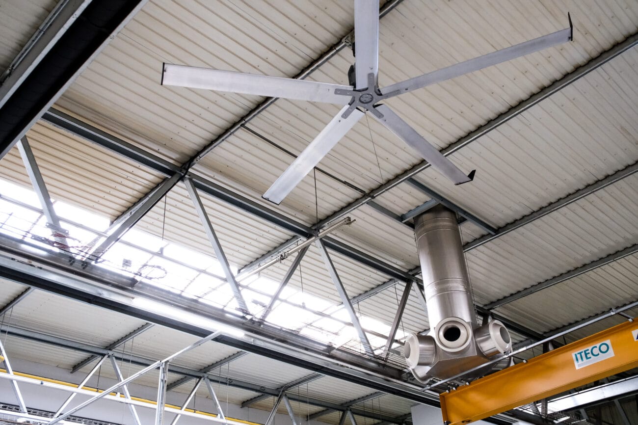 Vytápění hal: jak můžete ušetřit až 40 % díky HVLS destratifikátorům