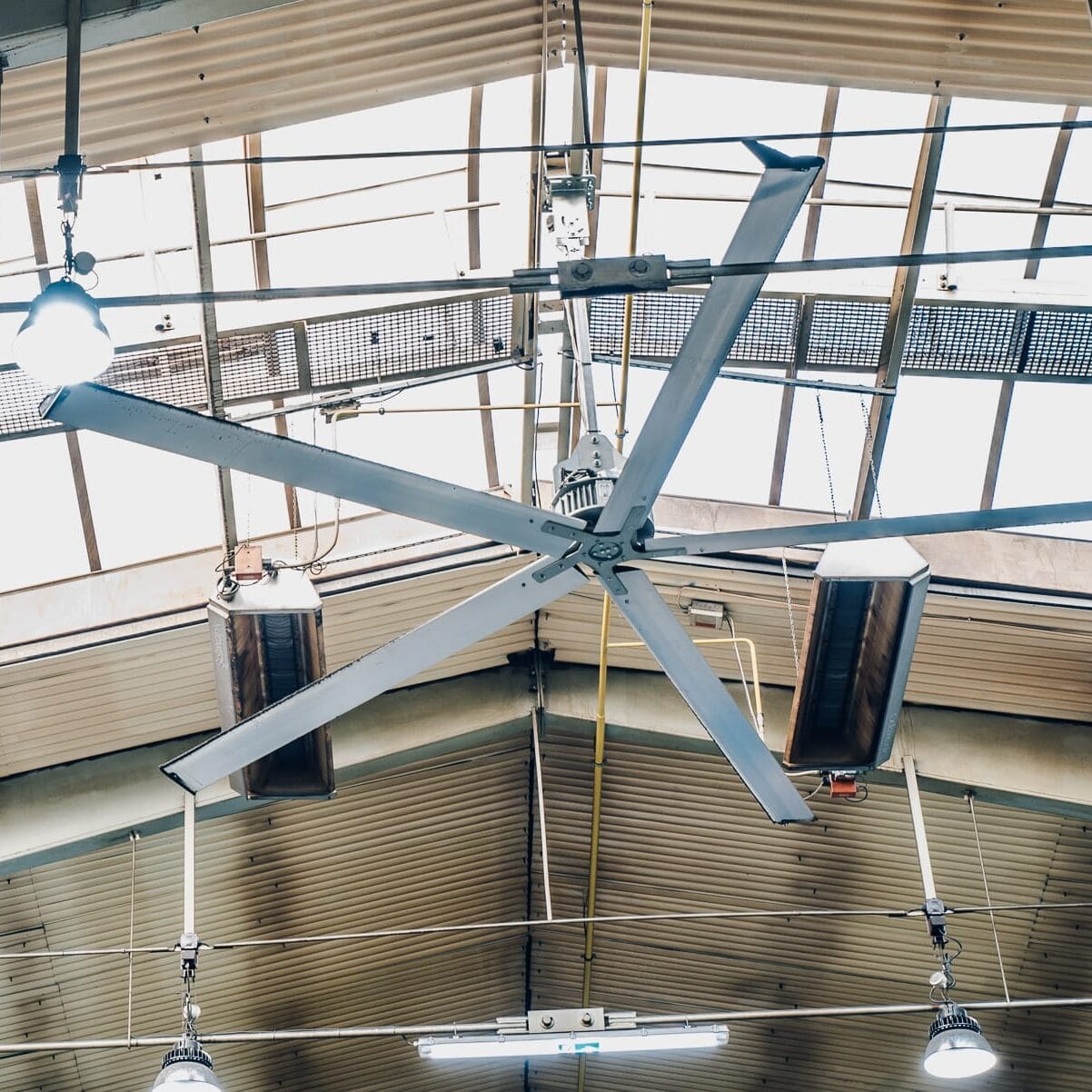 Vytápění hal: jak můžete ušetřit až 40 % díky HVLS destratifikátorům