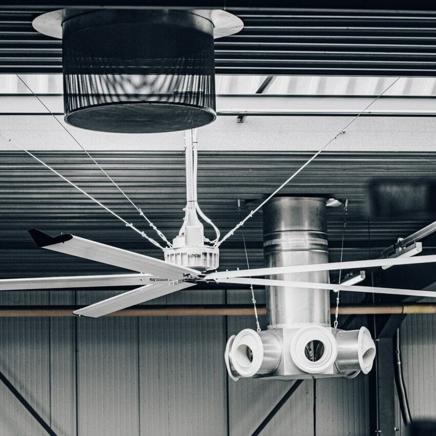 Vytápění hal: jak můžete ušetřit až 40 % díky HVLS destratifikátorům